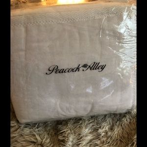NWT Peacock Alley Egyptian Cotton Blanket